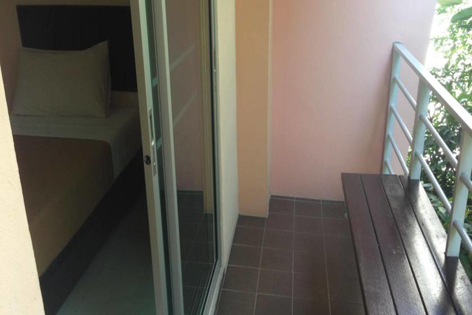 At Thapae Guest House Чиангмай Экстерьер фото